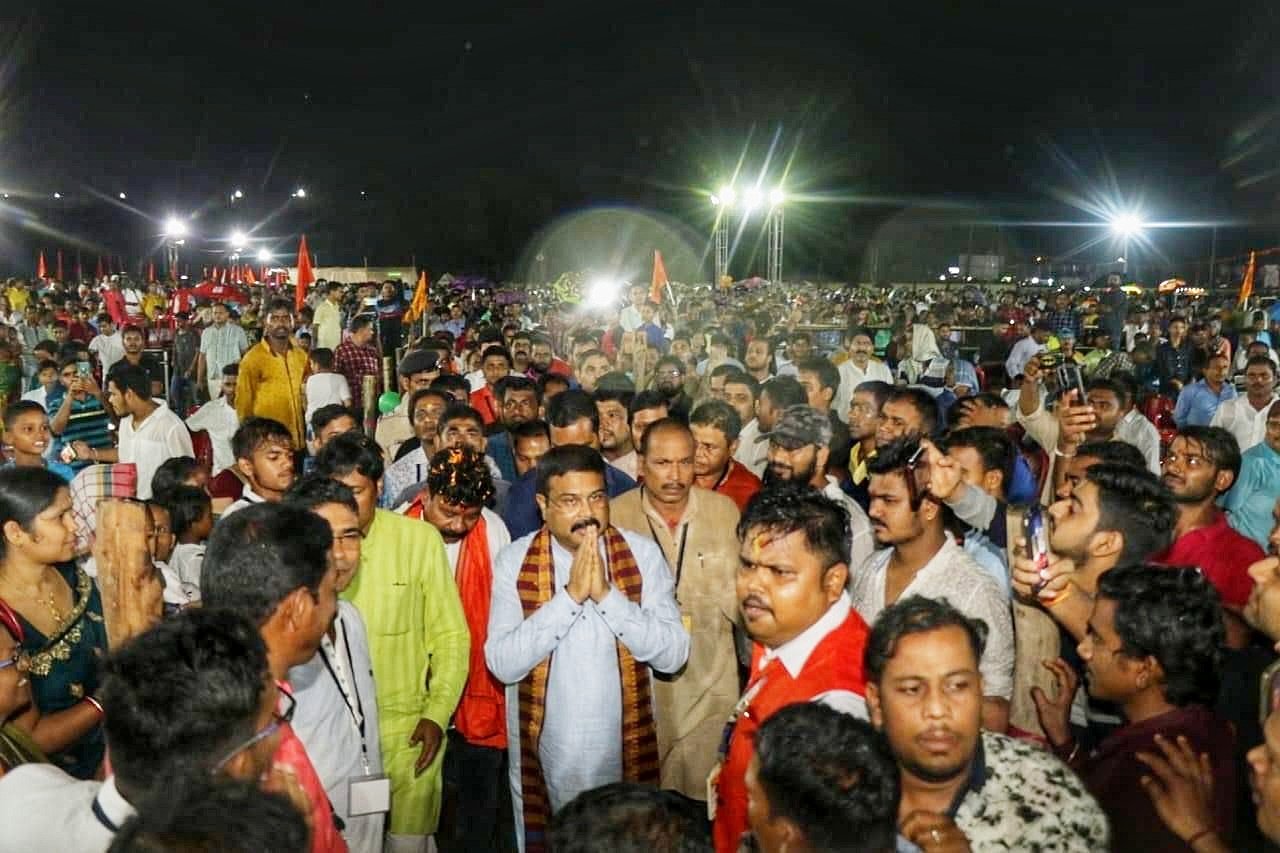 You are currently viewing କେନ୍ଦ୍ରମନ୍ତ୍ରୀଙ୍କ ଅନୁଗୁଳ-ଢେଙ୍କାନାଳ ଗସ୍ତ: କମ୍ୟୁନିଟି ସେଣ୍ଟରର ଶିଳାନ୍ୟାସ ସହ କଲେ ମୁଖ୍ୟ ଫାଟକର ଭୂମିପୂଜନi