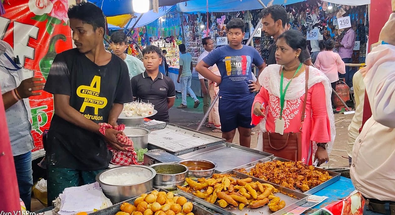 You are currently viewing ଖାଦ୍ୟ ନିରାପତ୍ତା ବିଭାଗ ପକ୍ଷରୁ ପୂଜାରେ ପଡ଼ିଥିବା ବିଭିନ୍ନ ଫୁଡ୍ ଷ୍ଟଲରେ ଚଢ଼ଉ, ୩ ଜଣଙ୍କୁ ଜରିମାନା