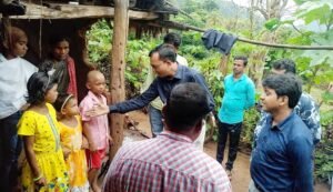 Read more about the article କିଡନୀ ରୋଗରେ ପୀଡ଼ିତ ଗାଁ ବୁଲିଲେ ଉପଜିଲ୍ଲାପାଳ, ଗୁରୁତରଙ୍କୁ ସହାୟତା ପ୍ରଦାନ କରିବା ସହ ସମସ୍ୟା ସମାଧାନ ପାଇଁ ଦେଲେ ପ୍ରତିଶ୍ରୁତି