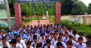 Read more about the article ଇଂରାଜୀ ଶିକ୍ଷକଙ୍କ ବଦଳି ରୋକିବାକୁ ଧାରଣାରେ ବସିଲେ  ବଡ଼ କେରଜାଙ୍ଗ ସ୍କୁଲ ଛାତ୍ରଛାତ୍ରୀ