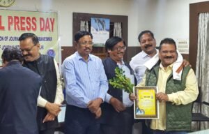 Read more about the article ‘ଗଣମାଧ୍ୟମ ହିଁ ସମାଜର ପ୍ରକୃତ ଶିକ୍ଷକ’, ପ୍ରେସ ଦିବସରେ ସାମ୍ବାଦିକଙ୍କ ଭୂମିକା ବିଷୟରେ ଆଲୋଚନା ଚକ୍ର