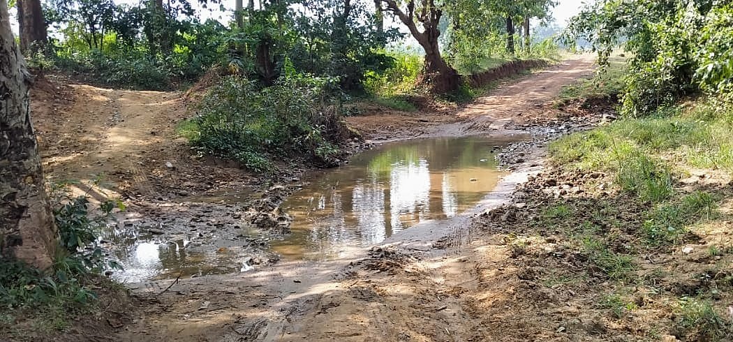 You are currently viewing ସରକାରୀ ସୁବିଧାରୁ ବଞ୍ଚିତ ଗାଁ କଣ୍ଟାନାଳି, ନାଳରେ ପୋଲ ନଥିବାରୁ ଛାତିଏ ପାଣିରେ ପଶି ଯାତାୟାତ କରୁଛନ୍ତି ଛାତ୍ରଛାତ୍ରୀ