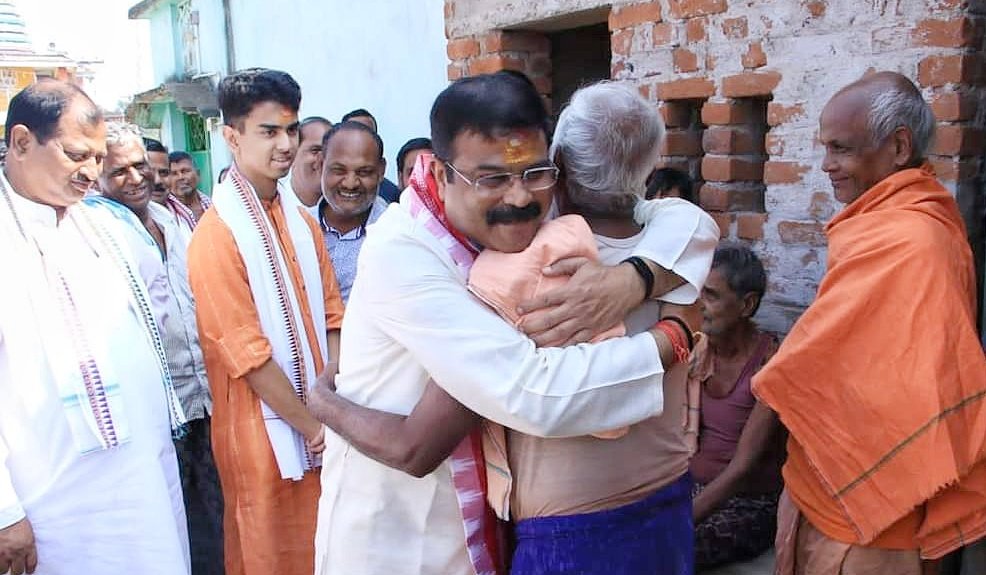 You are currently viewing ନିଜ ଗାଁ ବୁଲି ଭାବ ବିହ୍ଵଳ ହେଲେ କେନ୍ଦ୍ର ମନ୍ତ୍ରୀ ଧର୍ମେନ୍ଦ୍ର ପ୍ରଧାନ, ଶୁଣିଲେ ଲୋକଙ୍କ କଥା ଓ ବ୍ୟଥା