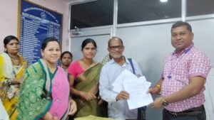 Read more about the article ଗାଁକୁ ସ୍ଥାୟୀ ପକ୍କା ରାସ୍ତା ନିର୍ମାଣ ଦାବି, ବିଡିଓଙ୍କୁ ଭେଟିଲେ ଧଉରାଖମଣ ସାହିବାସୀ