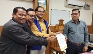 Read more about the article ଆନନ୍ଦ ବଜାର ଠାରୁ ଜଗନ୍ନାଥପୁର ଛକ ପର୍ଯ୍ୟନ୍ତ ଥିବା ରାସ୍ତାକୁ ବନ୍ଦ କରିବାକୁ ବିରୋଧ, ଉପଜିଲ୍ଲାପାଳଙ୍କୁ ଭେଟିଲେ ଅଭିଭାବକ