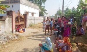 Read more about the article ନ୍ୟାୟ ଅପେକ୍ଷାରେ ସ୍ୱାମୀ ଘର ଆଗରେ ୩ ଦିନ ହେବ ବସିଛି ପ୍ରଥମ ସ୍ତ୍ରୀ, ତାଲା ପକାଇ ଶାଶୁଘର ଲୋକ ଫେରାର