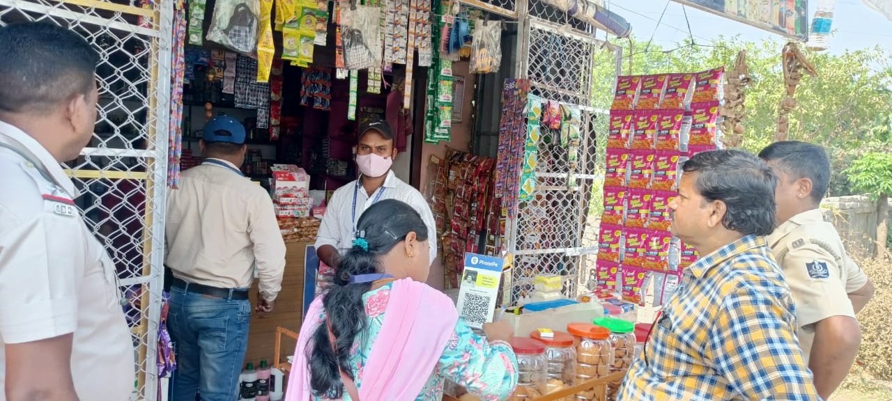 You are currently viewing ଖାଦ୍ୟ ଓ ଗୁଟଖା ଦୋକାନରେ ଅତର୍କିତ ଚଢ଼ଉ, ୨୧ ଦୋକାନକୁ ଫାଇନ୍