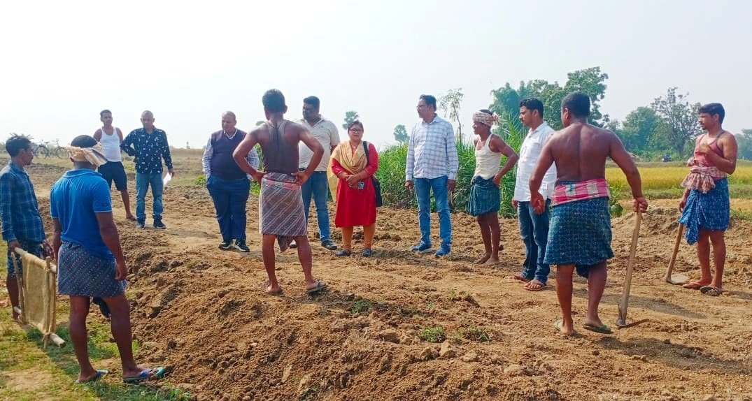 You are currently viewing ମନରେଗା କାର୍ଯ୍ୟରେ ବ୍ୟାପକ ଅନିୟମିତତା ଅଭିଯୋଗ: ଘଟଣାସ୍ଥଳକୁ ଯାଇ ସତ୍ୟାସତ୍ୟ ଅନୁସନ୍ଧାନ କଲେ ଜିଲ୍ଲା ପରିଷଦର ଲୋକପାଳ