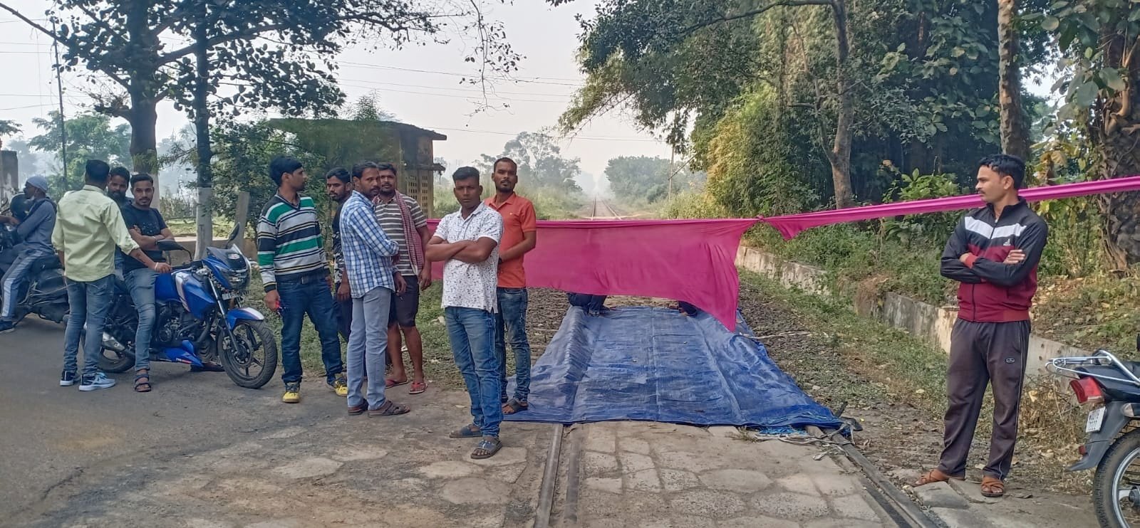 You are currently viewing ନାଲକୋ ଟ୍ରେନ ଲାଇନରେ ଫାଟକ ଓ ଲାଇଟ୍ ବ୍ୟବସ୍ଥା ପାଇଁ ଆନ୍ଦୋଳନ କଲେ ବନ୍ଦା ଗାଁ ଲୋକ, ୧୫ ଦିନ ଭିତରେ କାର୍ଯ୍ୟ ଶେଷ କରିବାକୁ ପ୍ରତିଶ୍ରୁତି ଦେଲା କମ୍ପାନୀ