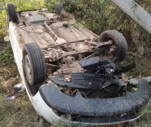 Read more about the article ଇଲେକ୍ଟ୍ରିକ ଖୁଣ୍ଟରେ ପିଟି ହୋଇ ରାସ୍ତା ତଳକୁ ଓଲଟି ପଡ଼ିଲା କାର୍, ୨ ଆହତ