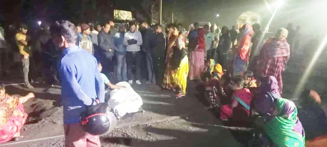 You are currently viewing ଏନଟିପିସିରେ ନିଯୁକ୍ତି ଦାବି, ଦୁର୍ଘଟଣାରେ ମୃତକଙ୍କ ଶବ ରଖି ରାସ୍ତା ଅବରୋଧ କଲେ ଗାଁ ଲୋକ