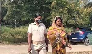 Read more about the article ୧୫ ଲିଟର ଦେଶୀ ମହୁଲି ମଦ ଜବତ, ଜଣେ ମହିଳା ଗିରଫ