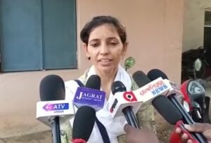 Read more about the article ହେଲମେଟ୍ ପାଇଁ ୧୦୦୦ ଟଙ୍କା ବଦଳରେ ୮୦୦୦ କଟିଲା ଚାଲାଣ, ଥାନାର ଦ୍ୱାରସ୍ଥ ହେଲେ ମହିଳା