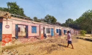 Read more about the article ବିପଦରେ କଅଁଳ ଜୀବନ! ନୂଆ ଶ୍ରେଣୀ ଗୃହ ନିର୍ମାଣ ନ କରି ପୁରୁଣାର ମରାମତିକୁ ଗାଁ ଲୋକଙ୍କ ବିରୋଧ