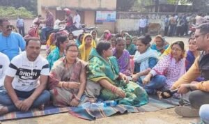 Read more about the article ଡାକ୍ତରଙ୍କ ମୃତ୍ୟୁ ପରେ ଖଣି ବନ୍ଦ ଆନ୍ଦୋଳନ, ଥାନା ସମ୍ମୁଖରେ ଧାରଣା ଦେଲେ ତାଳଚେରବାସୀ