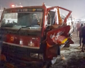 Read more about the article ହୁ ହୁ ହୋଇ ଜଳିଲା ଟାଟା ଷ୍ଟିଲ ସମ୍ମୁଖରେ ଠିଆ ହୋଇଥିବା ଟ୍ରକ୍