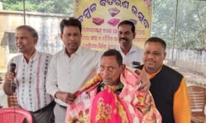 Read more about the article ୧୦୦ ରୁ ଊର୍ଦ୍ଧ୍ବ ଅସହାୟଙ୍କୁ ଶୀତ ବସ୍ତ୍ର ବଣ୍ଟନ