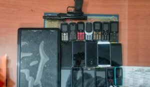 Read more about the article ଅବକାରୀ ସ୍ପେଶାଲ ସ୍କ୍ୱାର୍ଡ ପକ୍ଷରୁ ଚଢ଼ଉ, ଗୋଟିଏ ପିସ୍ତଲ ସହ ୧୮ ମୋବାଇଲ ଜବତ; ଲୁଟେରା ଫେରାର