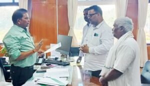 Read more about the article ହନ୍ତସନ୍ତ କରୁଛି ରେଳ ଫାଟକ, ବନ୍ତୋଲ ପଞ୍ଚାୟତ ପକ୍ଷରୁ ପୂର୍ବତଟ ରେଳପଥ ମହାପ୍ରବନ୍ଧକଙ୍କୁ ସମାଧାନ ପାଇଁ ଦାବିପତ୍ର ପ୍ରଦାନ