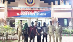 Read more about the article ପୋଲିସ କବ୍‌ଜାରେ ଦୀର୍ଘ ଦିନ ହେଲା ଆତଙ୍କରାଜ୍ ଚଳାଇଥିବା ୪ ଦୁର୍ଦ୍ଦାନ୍ତ ଅପରାଧୀ, ୨ ବନ୍ଧୁକ ଓ ମାରଣାସ୍ତ୍ର ଜବତ