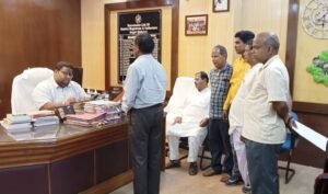 Read more about the article ପାଳଲହଡ଼ାରେ ମରୁଡ଼ି ସ୍ଥିତି, ଜିଲ୍ଲାପାଳଙ୍କୁ ଭେଟିଲେ ଗ୍ରାମବାସୀ