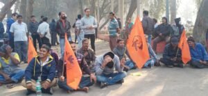 Read more about the article ପ୍ରାପ୍ୟ ପାଇଁ ଆନ୍ଦୋଳନରେ ଠିକା ମଜଦୁର ସଂଘ, ୧୫ ଦିନ ଭିତରେ ସମସ୍ୟାର ସମାଧାନ ହେବ ବୋଲି ମିଳିଲା ପ୍ରତିଶ୍ରୁତି