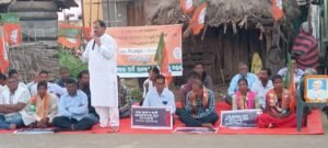 Read more about the article ରାଜ୍ୟରେ ବିଜେଡିର ଅରାଜକତା ଚାଲିଥିବା ଅଭିଯୋଗ: ପ୍ରତିବାଦରେ ବିଜେପିର ସତ୍ୟାଗ୍ରହ