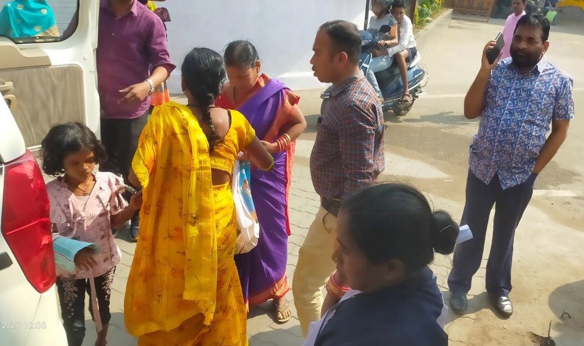 You are currently viewing ରାସ୍ତାରେ ଓଲଟିଲା ଅଟୋ ରିକ୍ସା, ଦୁର୍ଘଟଣା ଗ୍ରସ୍ତଙ୍କୁ ଉଦ୍ଧାର କରି ହସ୍ପିଟାଲରେ ଭର୍ତ୍ତି କଲେ ଉପଜିଲ୍ଲାପାଳ