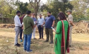 Read more about the article ପାଳଲହଡ଼ା ଗସ୍ତ କରି ବିଭିନ୍ନ କାର୍ଯ୍ୟ ସମୀକ୍ଷା କଲେ ଜିଲ୍ଲାପାଳ