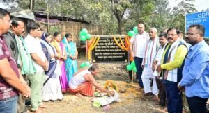 Read more about the article ଡେରା ଛକ ଠାରୁ ହାଣ୍ଡିଧୁଆଁ ଛକ ପର୍ଯ୍ୟନ୍ତ ଆଲୋକିକରଣର ଭୂମିପୂଜନ, ଯୋଗ ଦେଲେ ସାଂସଦ