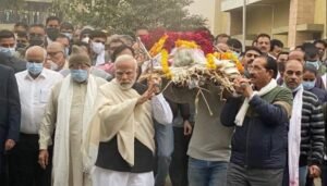 Read more about the article ପରଲୋକରେ ମୋଦିଙ୍କ ମା’ ହୀରାବେନ୍: କୋକେଇକୁ କାନ୍ଧ ଦେଲେ ପ୍ରଧାନମନ୍ତ୍ରୀ, ସରିଲା ଅନ୍ତିମ ସଂସ୍କାର