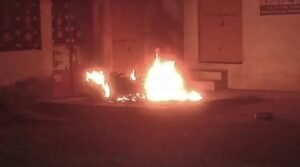 Read more about the article ପେଟ୍ରୋଲ ଢାଳି ଜାଳିଦେଲେ ବାଇକ୍, କାରଣ ଅସ୍ପଷ୍ଟ