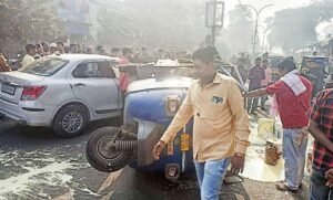 Read more about the article କାର ସହ ଧକ୍କା ହୋଇ ଓଲଟିଲା ରଙ୍ଗ ବୋଝେଇ ଅଟୋ