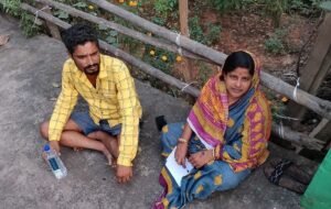 Read more about the article ଚାକିରି ଖଣ୍ଡେ ପାଇଁ ଗର୍ଭବତୀ ସ୍ତ୍ରୀ ସହ ବିଜେଡି ଜିଲ୍ଲା ପରିଷଦଙ୍କ ଘର ସାମ୍ନାରେ ଧାରଣାରେ ବସିଲେ ଦଳୀୟ କର୍ମୀ