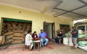 Read more about the article ବ୍ୟବସାୟୀଙ୍କ ଘରେ ଚଢ଼ଉ, ବେଆଇନଭାବେ ଗଚ୍ଛିତ ଥିବା ୧୫୦ କୁଇଣ୍ଟାଲ ଧାନ ଜବତ