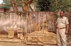 Read more about the article ଫର୍ଣ୍ଣିଚର କାରଖାନା ଉପରେ ବନବିଭାଗର ଅତର୍କିତ ଚଢ଼ଉ, ଲକ୍ଷାଧିକ ଟଙ୍କାର ଆସବାବ ପତ୍ର ଜବତ