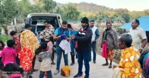 Read more about the article ଅସହାୟଙ୍କୁ ଶୀତ ବସ୍ତ୍ର ବଣ୍ଟନ କଲେ ପୁରୁଣାକୋଟ ଥାନାଧିକାରୀ