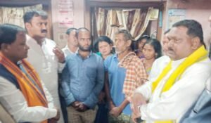 Read more about the article ହାତୀ ଆକ୍ରମଣରେ ମୃତ ବ୍ୟକ୍ତିଙ୍କ ପରିବାରକୁ ଭେଟିଲେ ବିଜେପିର ବିଧାୟକ ଟିମ୍, ୨୦ ଲକ୍ଷ ଟଙ୍କା ଦେବାକୁ ଦାବି