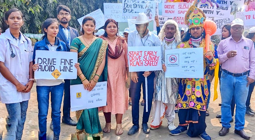 You are currently viewing ସଡ଼କ ସୁରକ୍ଷା ସପ୍ତାହ ପାଳିଲେ ରିମିଟ୍ କଲେଜ ଛାତ୍ରଛାତ୍ରୀ