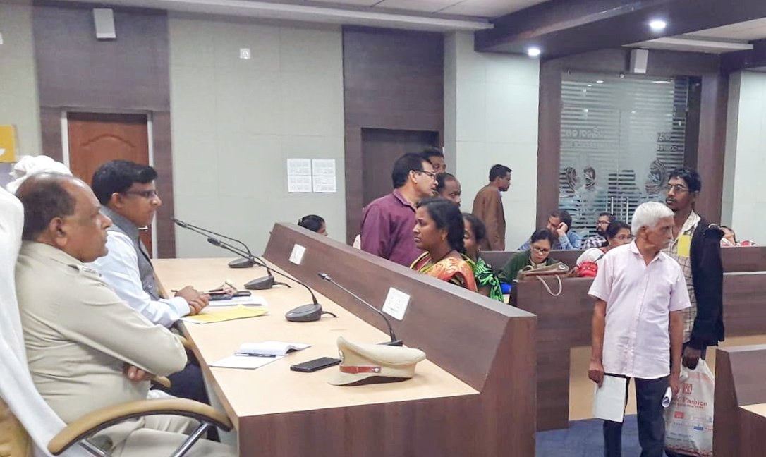 You are currently viewing ଜିଲ୍ଲାସ୍ତରୀୟ ମିଳିତ ଜନ ଶୁଣାଣି ଶିବିର, ଦାଖଲ ହୋଇଥିବା ୧୧୬ଟି ଅଭିଯୋଗ ମଧ୍ୟରୁ ୧୨ଟିର ହେଲା ଫଇସଲା