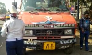 Read more about the article କାରକୁ ଧକ୍କା ଦେଲା ଇଟା ବୋଝେଇ ଟ୍ରକ, ଡ୍ରାଇଭର ଅଟକ
