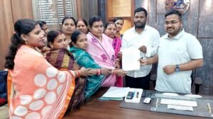 Read more about the article ଡ୍ରେନେଜ ସୁବିଧା ପାଇଁ ପୌର ଅଧିକାରୀଙ୍କୁ ସାକ୍ଷାତ କଲେ ବସ୍ତି ବାସିନ୍ଦା