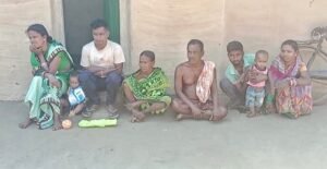 Read more about the article ଆବାସ ଯୋଜନାରେ ଅଯୋଗ୍ୟ ହିତାଧିକାରୀଙ୍କ ନାଁ କହିଦେଲେ ବୋଲି ଗାଁ କଙ୍ଗାରୁ କୋର୍ଟରେ ହେଲେ ବାସନ୍ଦ, ନ୍ୟାୟ ପାଇଁ ଗୁହାରୀ