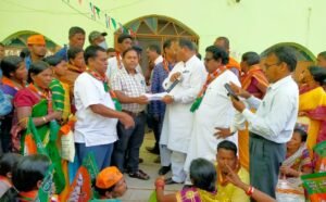 Read more about the article ପ୍ରଧାନମନ୍ତ୍ରୀ ଆବାସରେ ବଡ଼ ଘୋଟାଲା, ପାଳଲହଡ଼ା ବ୍ଲକ ଅଫିସ୍ ଘେରିଲା ବିଜେପି