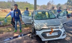 Read more about the article ଭାରସାମ୍ୟ ହରାଇ ଗଛରେ ପିଟି ହେଲା କାର, ଜଣେ ଆହତ