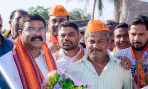 Read more about the article କେନ୍ଦ୍ର ମନ୍ତ୍ରୀ ଧର୍ମେନ୍ଦ୍ର ପ୍ରଧାନଙ୍କୁ ସମ୍ବର୍ଦ୍ଧନା ଜଣାଇଲେ କମଳାକାନ୍ତ ସାହୁ, ବିଜେପିରେ ଯୋଗ ଦେଲେ ବିଜେଡି ଯୁବ ନେତା ଯୋଗେଶ ପଟ୍ଟନାୟକ