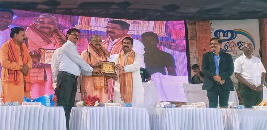 You are currently viewing ବାଲିପଟା ସରକାରୀ ଉଚ୍ଚ ବିଦ୍ୟାଳୟ ସୁବର୍ଣ୍ଣ ଜୟନ୍ତୀ ସମାରୋହ ଉଦଯାପିତ, ଯୋଗ ଦେଲେ କେନ୍ଦ୍ରମନ୍ତ୍ରୀ ଧର୍ମେନ୍ଦ୍ର ପ୍ରଧାନ
