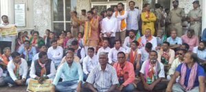 Read more about the article ମୁଖ୍ୟମନ୍ତ୍ରୀଙ୍କ ଇସ୍ତଫା ଦାବି, ଅନୁଗୁଳ ଜିଲ୍ଲାପାଳଙ୍କ ଅଫିସରେ ଧସେଇ ପଶିଲା ବିଜେପି