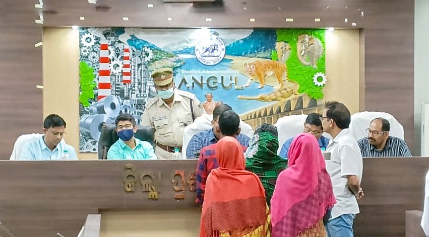 You are currently viewing ଜିଲ୍ଲାସ୍ତରୀୟ ମିଳିତ ଜନ ଶୁଣାଣି ଶିବିର, ୭୭ ଅଭିଯୋଗରୁ ୧୨ର ହେଲା ତୁରନ୍ତ ସମାଧାନ