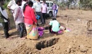 Read more about the article ପୁତୁରାକୁ ମାରି ପୋତିଦେଇଥିବା ନେଇ ଥାନାରେ ଅଭିଯୋଗ କଲେ କକା, ମାଟି ଖୋଳି ଶବ ବାହାର କଲା ପୋଲିସ